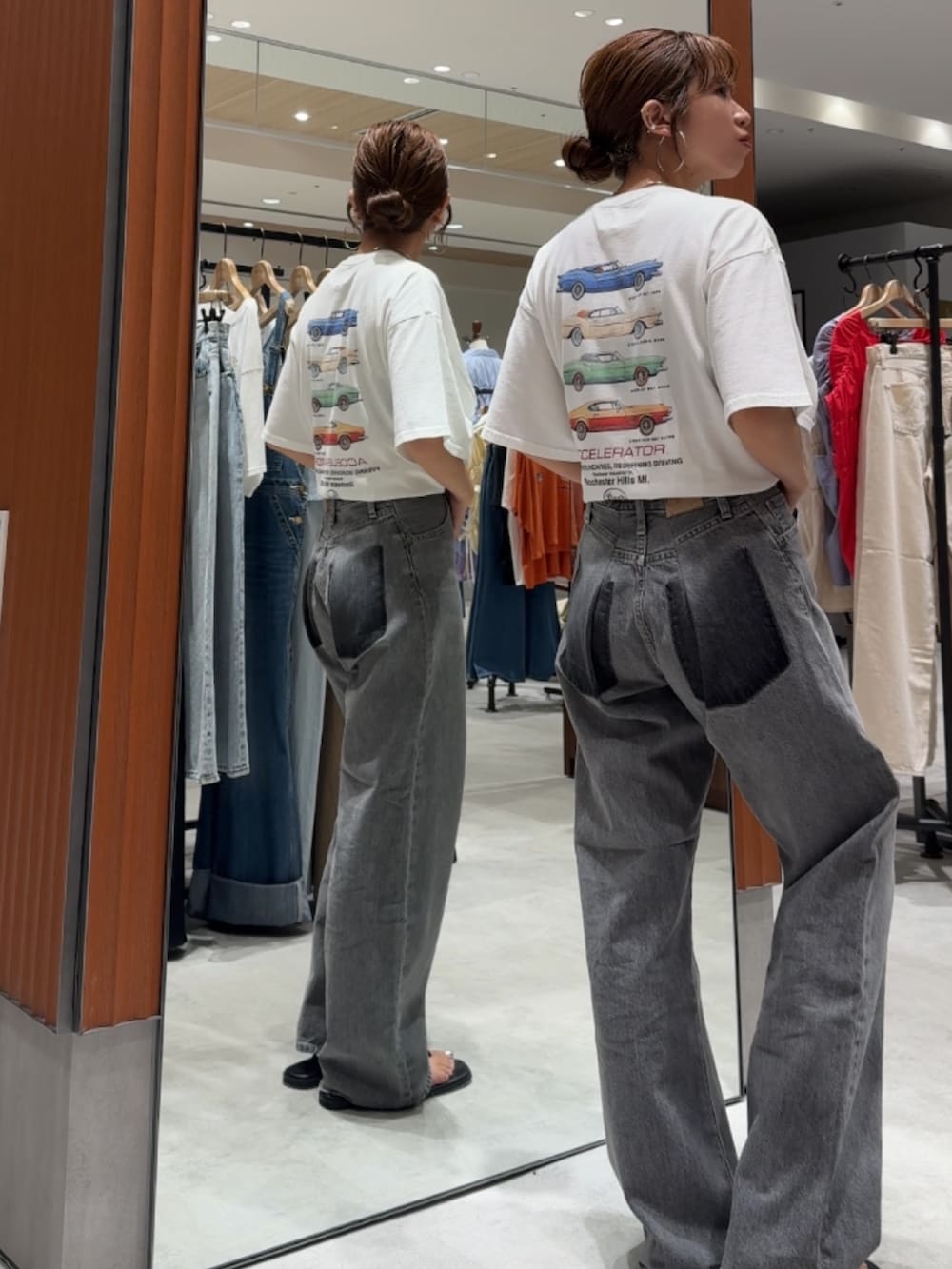 ホワイト系のTシャツ/カットソー、ブラック系のデニムパンツ、ブラック系のサンダルを着用したレディースの夏コーディネートの3枚目の写真