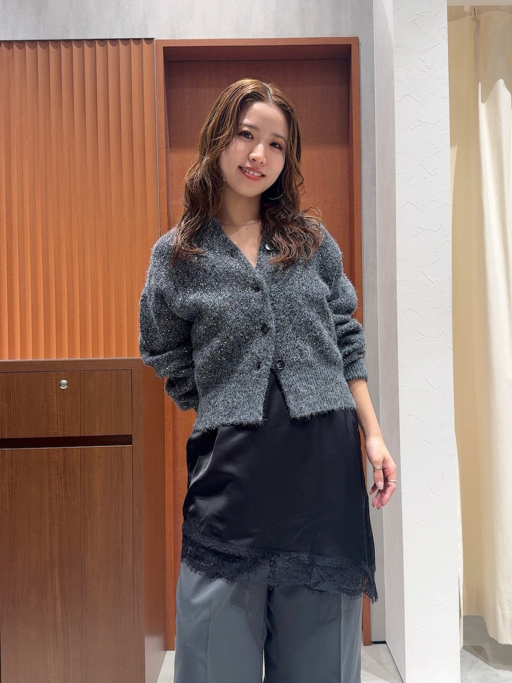 ブラック系のキャミソール、グレー系のカーディガン/ボレロ、グレー系のその他パンツを着用したレディースの冬コーディネートの8枚目の写真