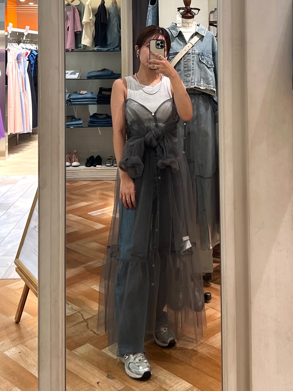 ブルー系のデニムパンツ、グレー系のワンピース、シルバー系のネックレスを着用したレディースの夏コーディネートの3枚目の写真