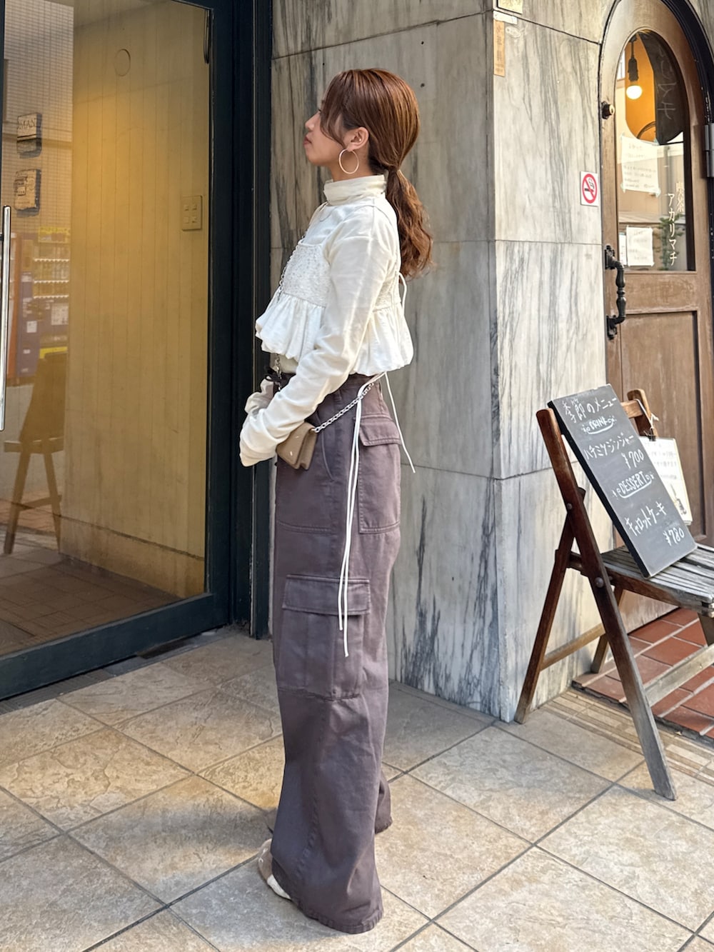 ブラウン系のその他パンツ、ホワイト系のTシャツ/カットソー、ホワイト系のキャミソールを着用したレディースの冬コーディネートの5枚目の写真