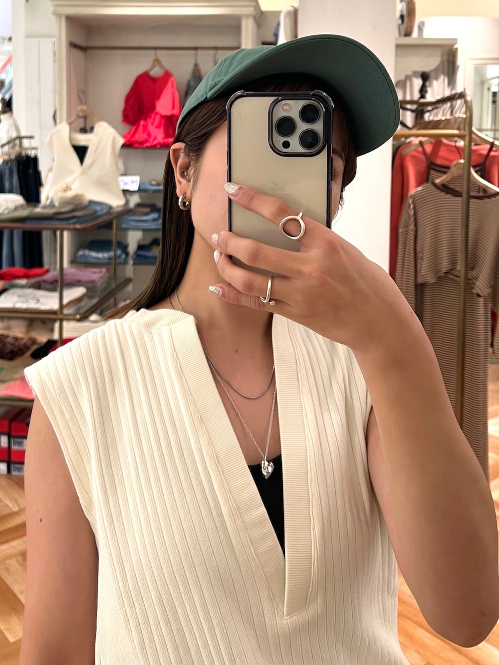 ホワイト系のTシャツ/カットソー、ブラック系のキャミソール、ブラック系のサンダルを着用したレディースの夏コーディネートの4枚目の写真