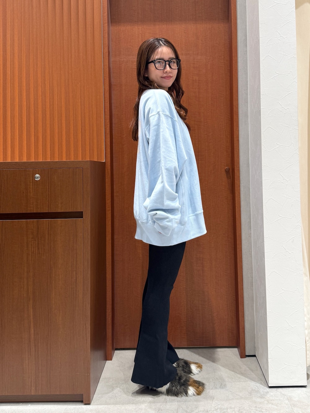 ブルー系のスウェット、ブラック系のその他パンツ、その他のその他シューズを着用したレディースの秋コーディネートの2枚目の写真