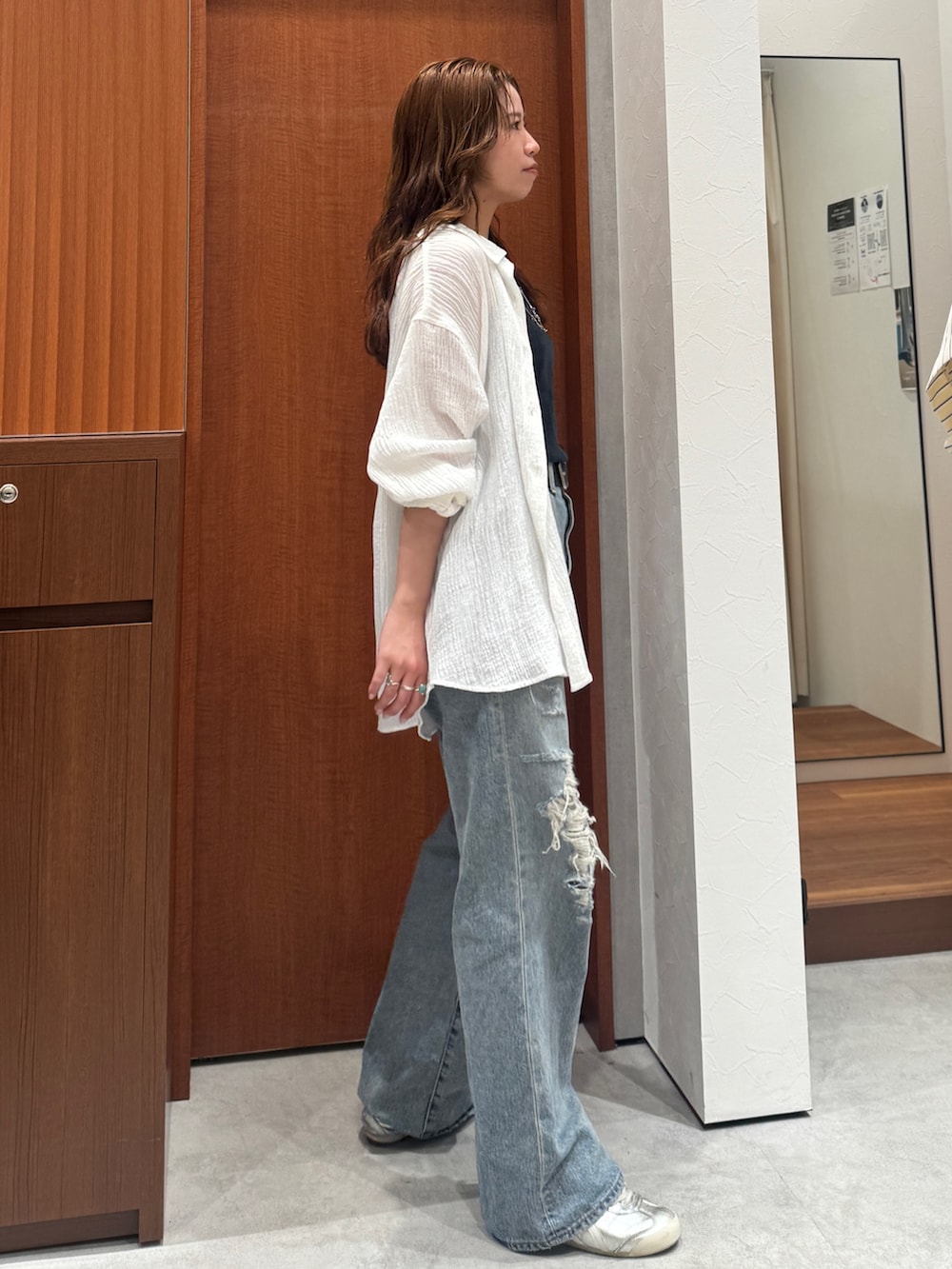 ブルー系のデニムパンツ、ホワイト系のシャツ/ブラウスを着用したレディースの春コーディネートの5枚目の写真