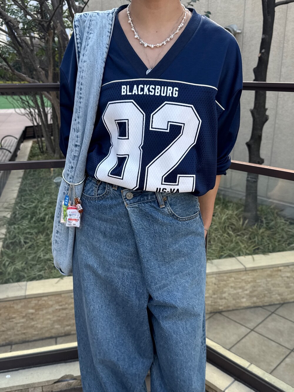 ブルー系のデニムパンツ、ブルー系のTシャツ/カットソーを着用したレディースの冬コーディネートの10枚目の写真