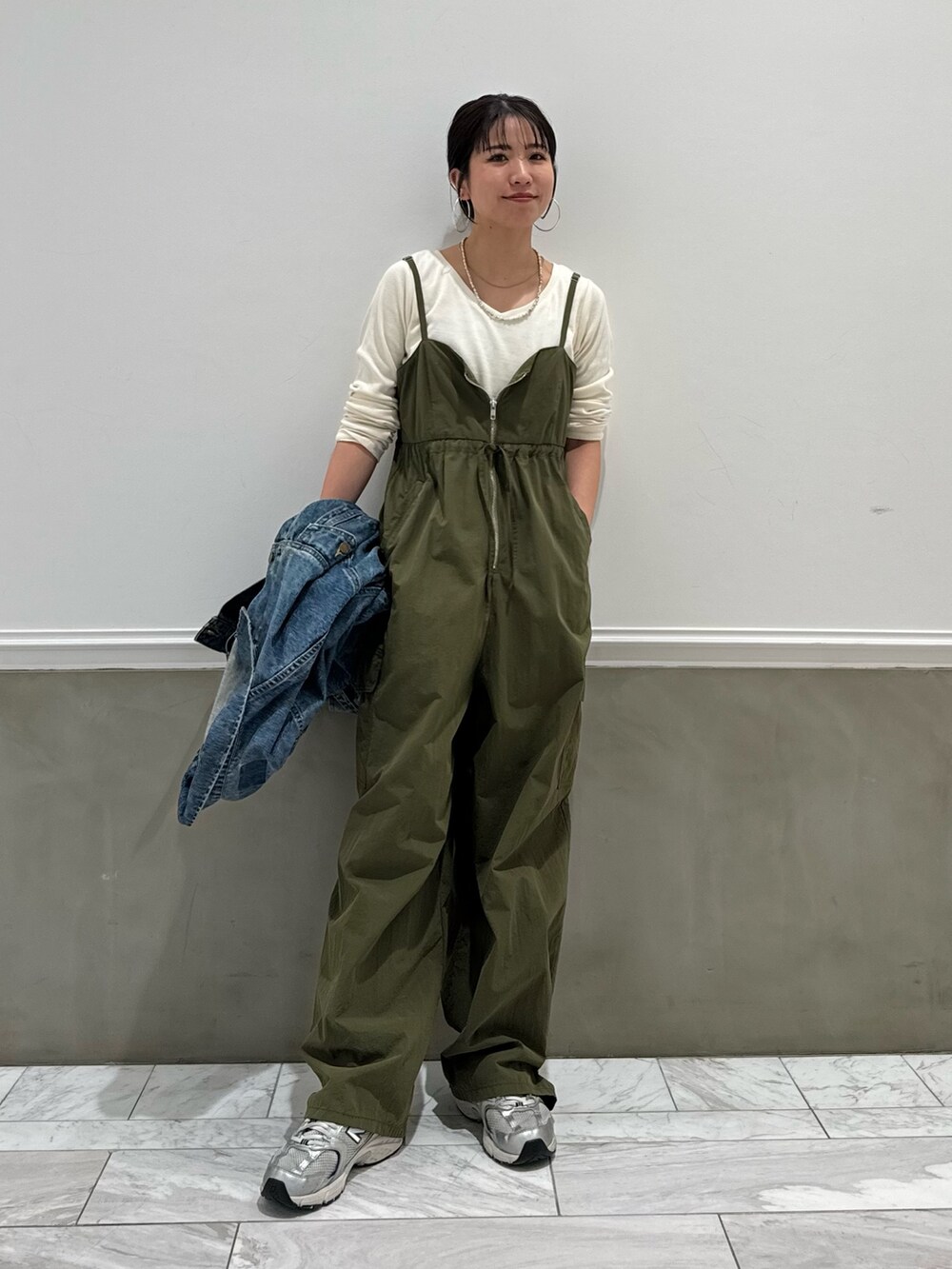 ホワイト系のTシャツ/カットソー、グリーン系のサロペット/オーバーオール、ブルー系のデニムジャケットを着用したレディースの春コーディネートの2枚目の写真