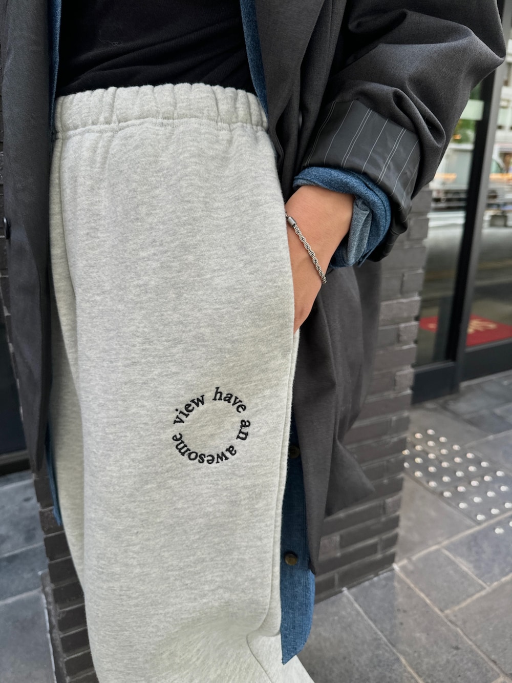 グレー系のスウェットパンツ、グレー系のテーラードジャケット、ブラック系のTシャツ/カットソーを着用したレディースの秋コーディネートの10枚目の写真