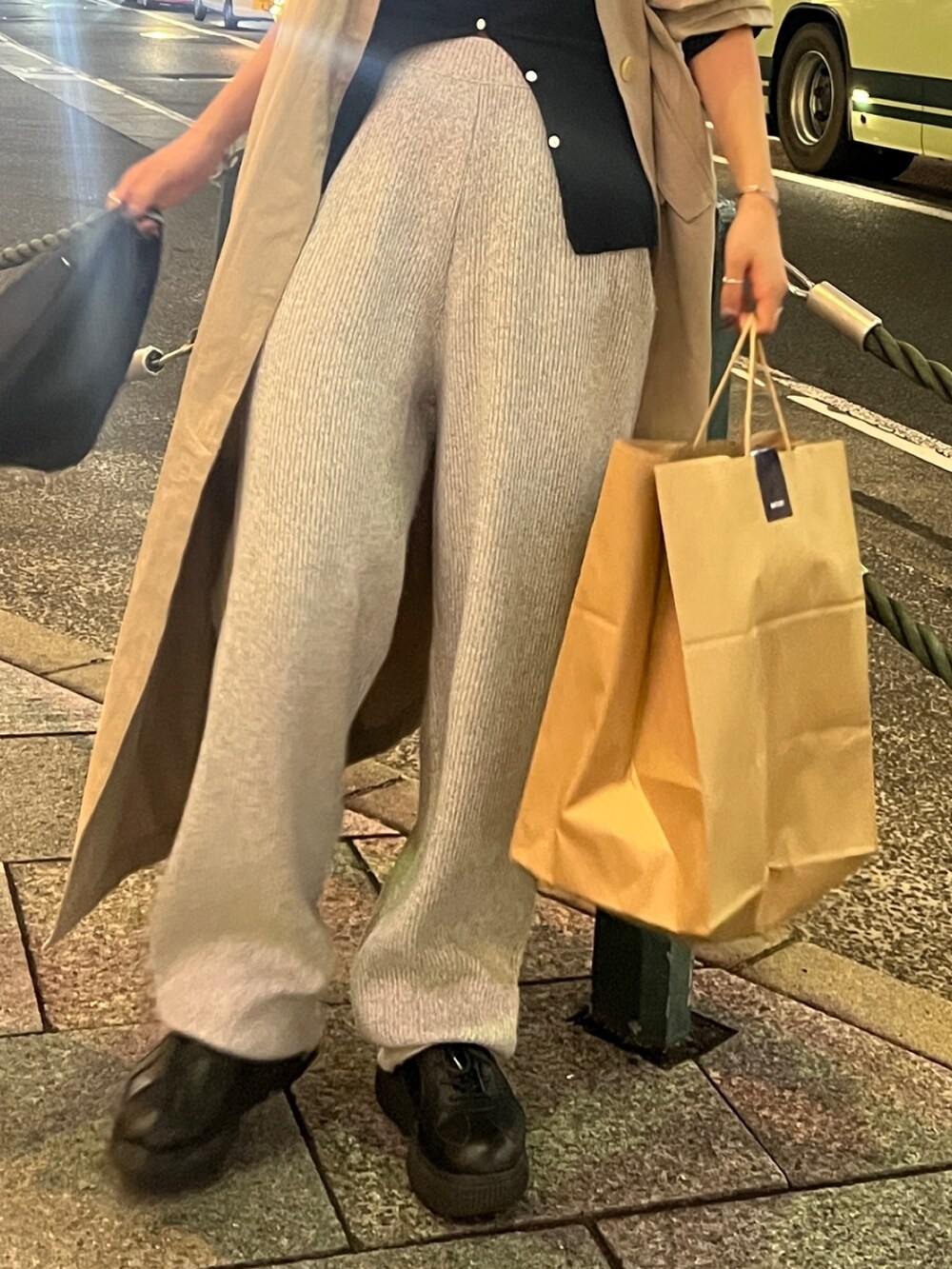 グレー系のその他パンツ、ベージュ系のステンカラーコートを着用したレディースの秋コーディネートの6枚目の写真