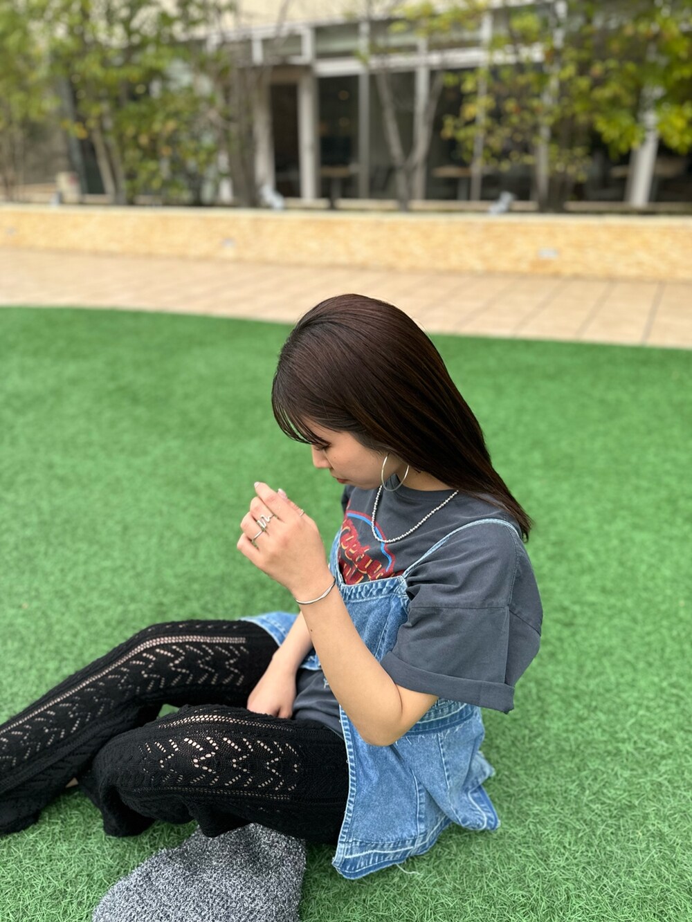 グレー系のTシャツ/カットソー、ブルー系のキャミソール、ブラック系のその他パンツを着用したレディースの春コーディネートの6枚目の写真