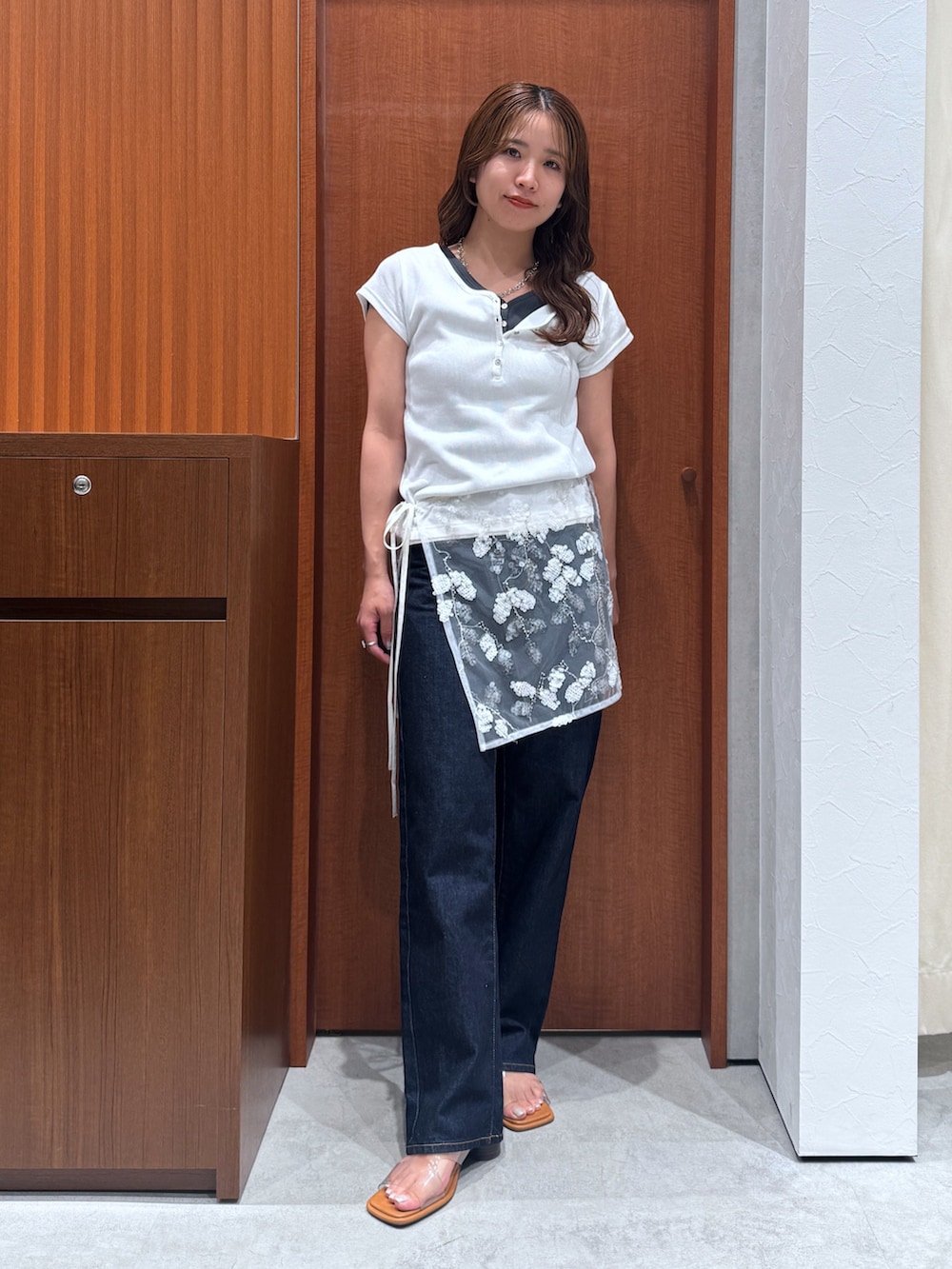 ホワイト系のTシャツ/カットソー、グレー系のTシャツ/カットソー、ホワイト系のスカートを着用したレディースの夏コーディネートの6枚目の写真