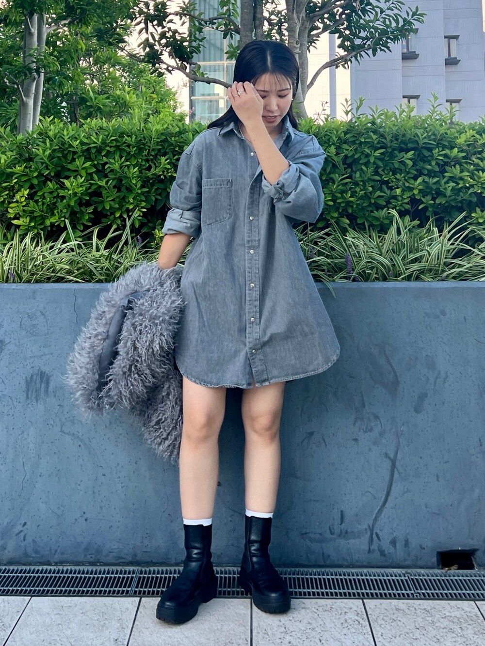 ブラック系のシャツ/ブラウス、グレー系のベストを着用したレディースの秋コーディネートの3枚目の写真