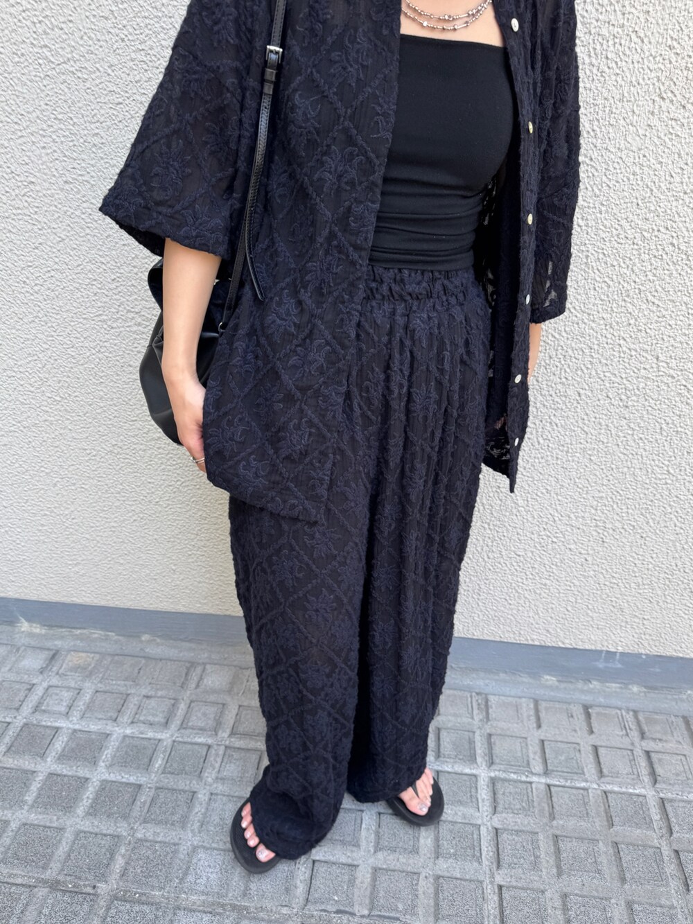 ブラック系のその他パンツ、ブラック系のシャツ/ブラウスを着用したレディースの夏コーディネートの9枚目の写真