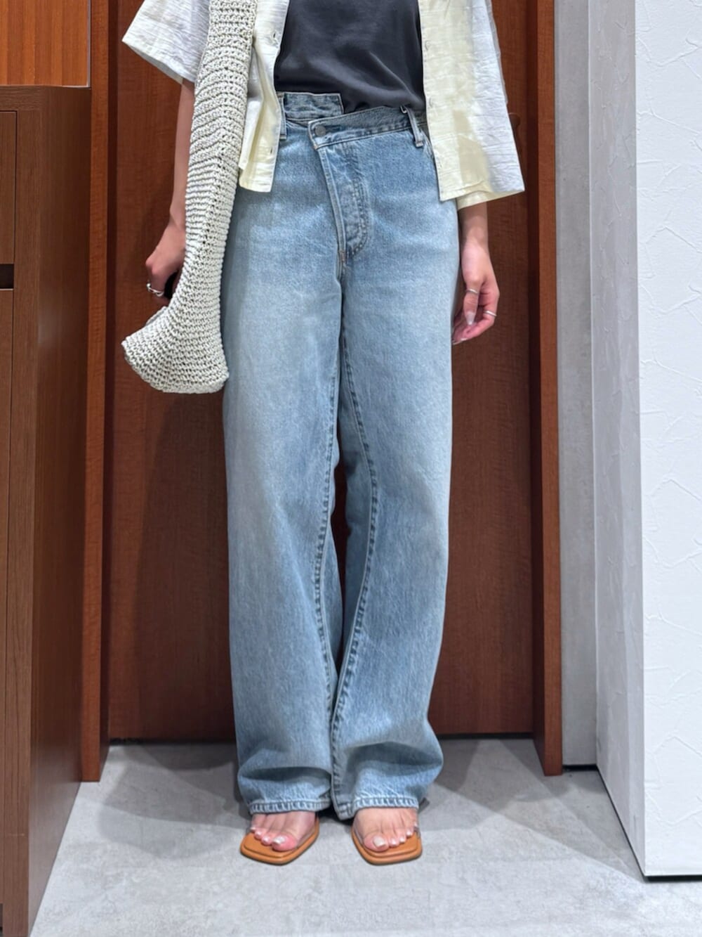 その他のサンダル、グレー系のショルダーバッグ、ブルー系のシャツ/ブラウスを着用したレディースの夏コーディネートの6枚目の写真