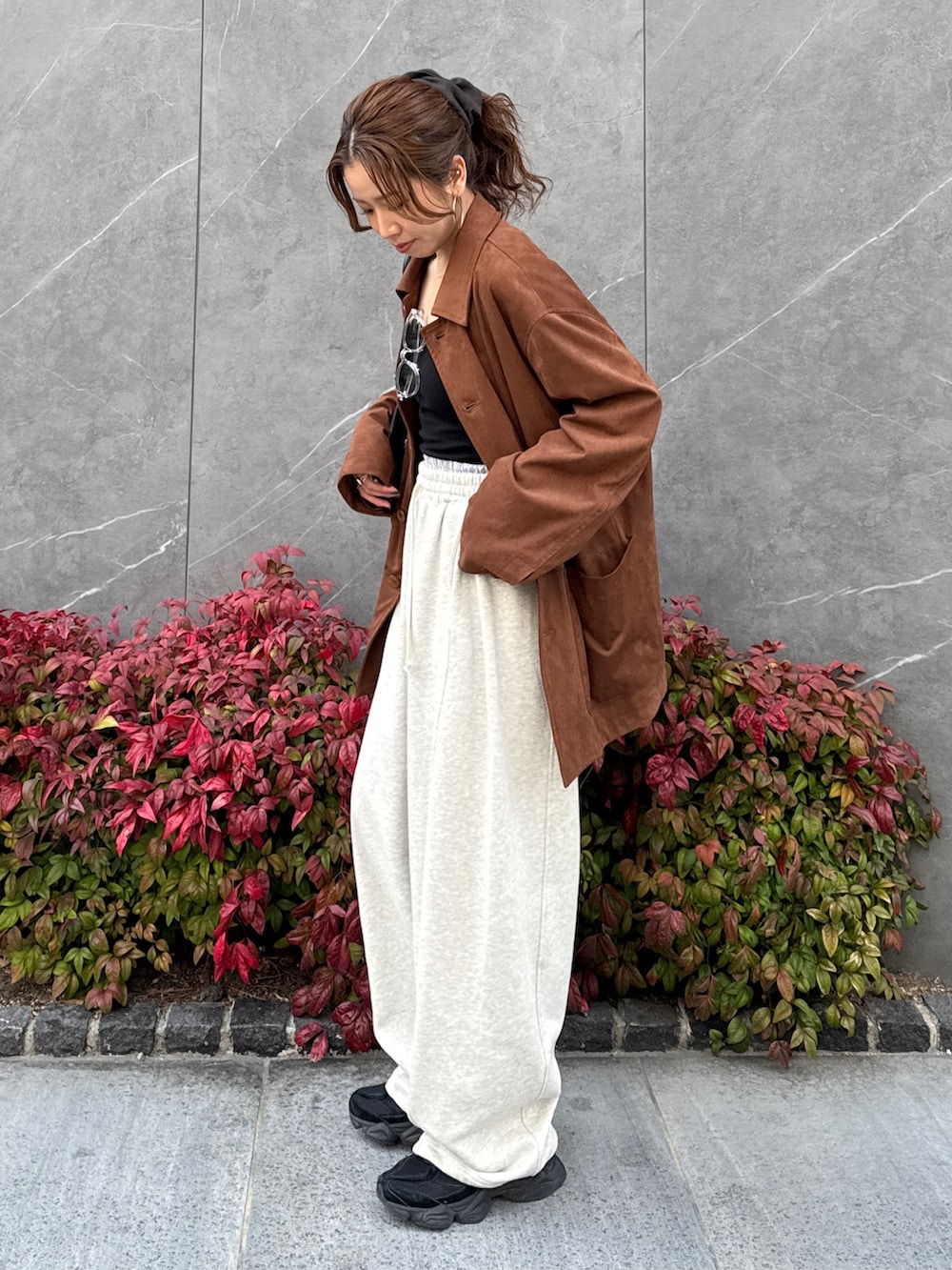 ブラウン系のテーラードジャケット、ホワイト系のスウェットパンツを着用したレディースの冬コーディネートの2枚目の写真