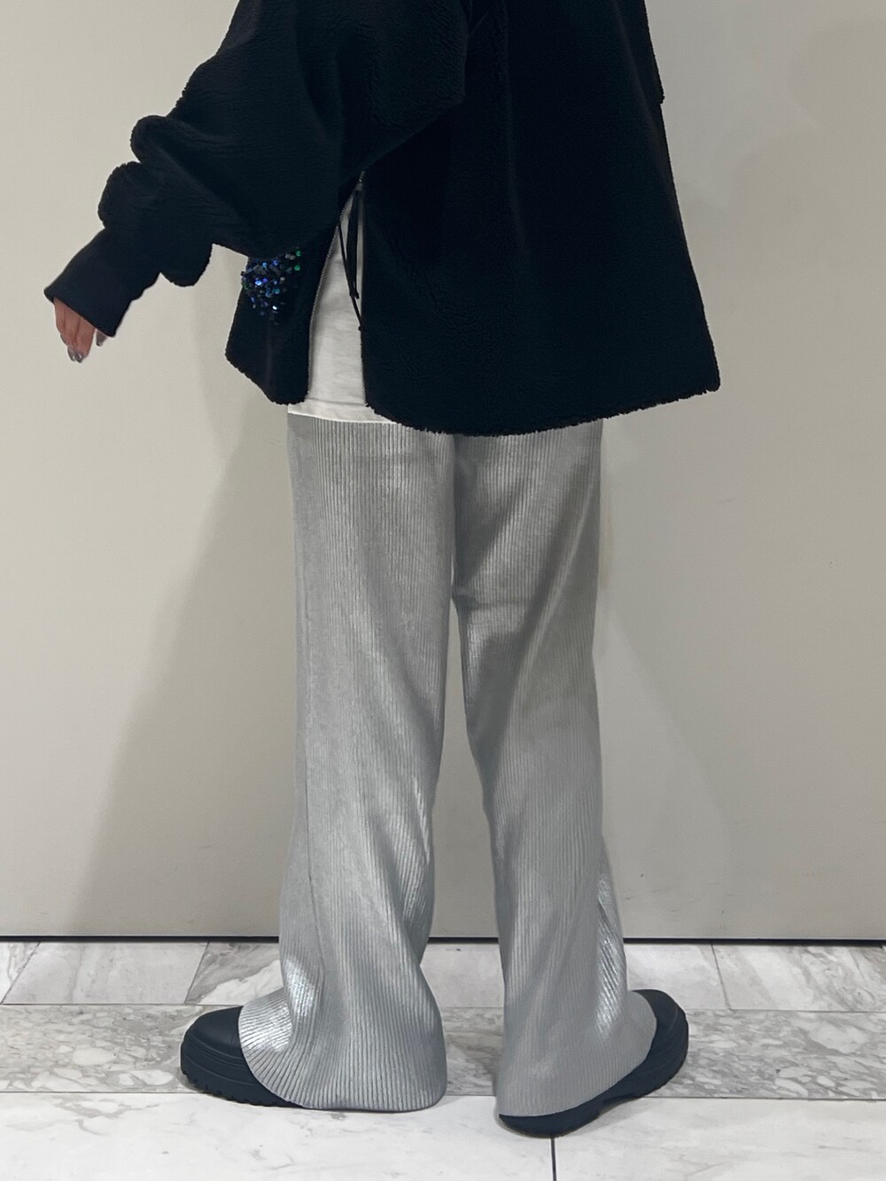 ホワイト系のTシャツ/カットソー、ブラック系のTシャツ/カットソー、シルバー系のその他パンツを着用したレディースの秋コーディネートの9枚目の写真