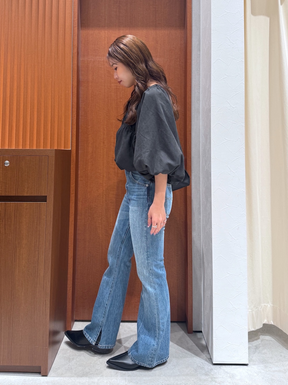 ブルー系のデニムパンツ、ブラウン系のシャツ/ブラウス、ブラック系のハンドバッグを着用したレディースの夏コーディネートの5枚目の写真