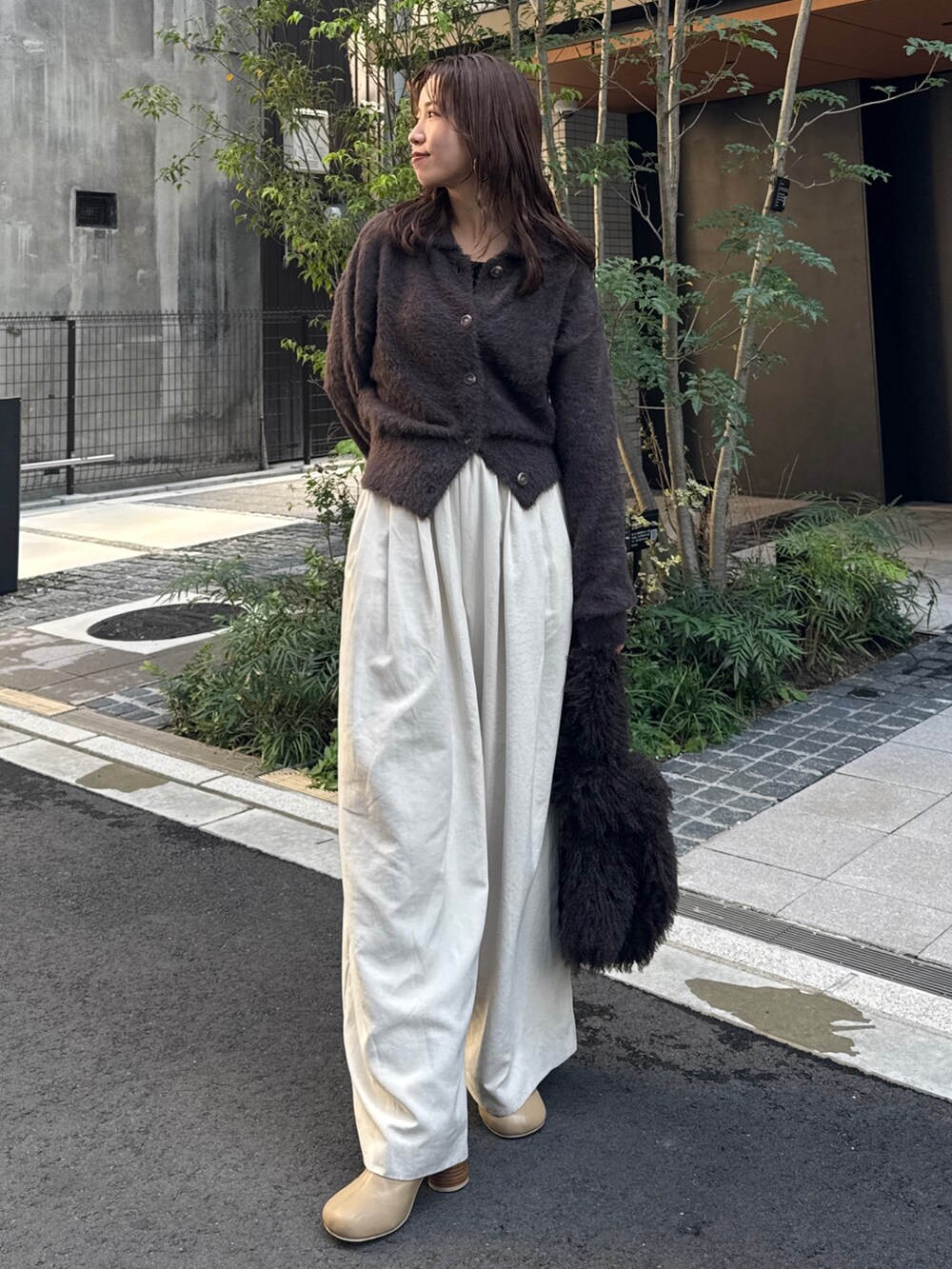 ホワイト系のその他パンツ、ブラウン系のカーディガン/ボレロを着用したレディースの秋コーディネートの5枚目の写真