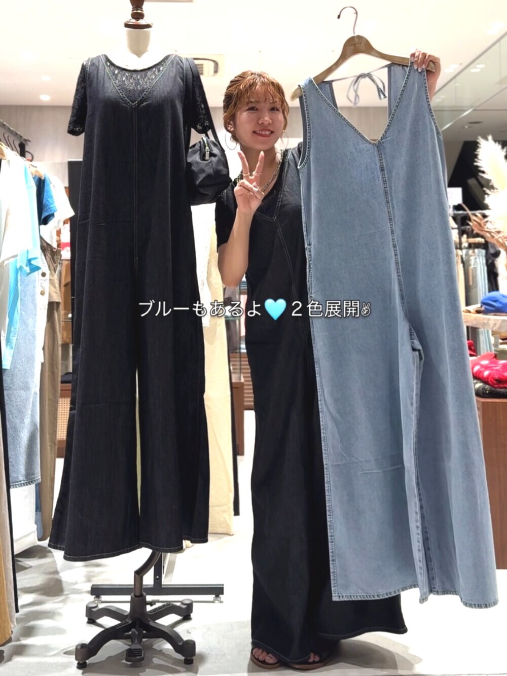 ブラック系のサンダル、ブラック系のTシャツ/カットソー、ブラック系のつなぎ/オールインワンを着用したレディースの夏コーディネートの8枚目の写真