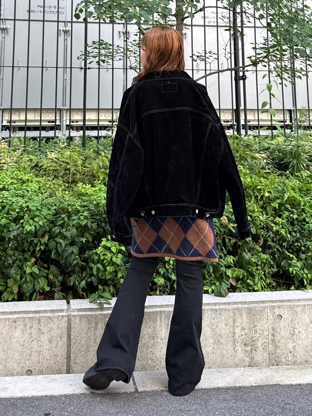 ブラウン系のニット/セーター、ブラック系のデニムジャケット、ブラック系のデニムパンツを着用したレディースの夏コーディネートの5枚目の写真