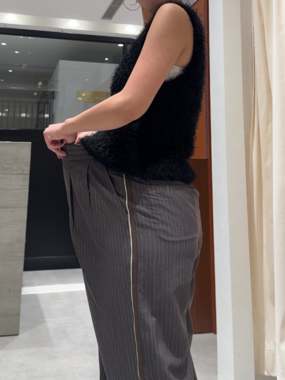 グレー系のその他パンツ、ブラック系のベストを着用したレディースの春コーディネートの10枚目の写真