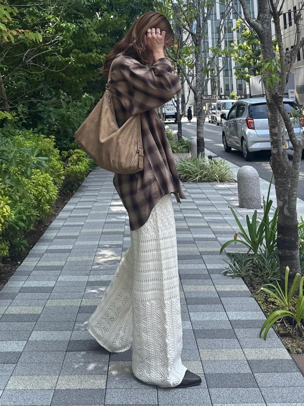 ブルー系のシャツ/ブラウス、ホワイト系のその他パンツ、ブラウン系のブーツを着用したレディースの秋コーディネートの6枚目の写真