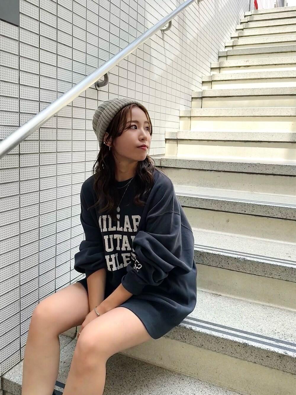 グレー系のスウェット、ブラウン系のその他パンツ、グレー系のニットキャップ/ビーニーを着用したレディースの秋コーディネートの7枚目の写真