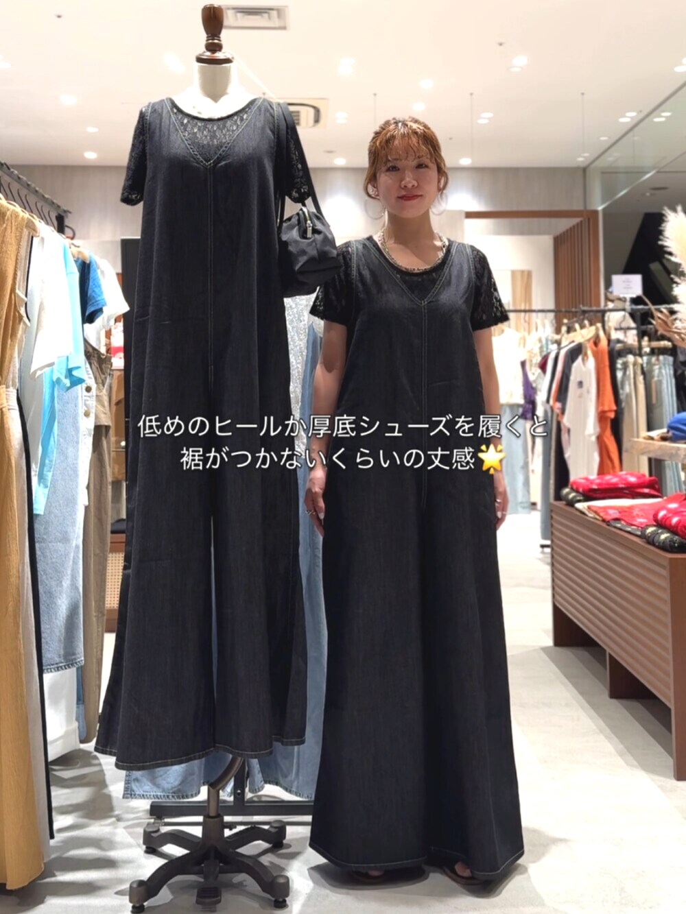 ブラック系のサンダル、ブラック系のTシャツ/カットソー、ブラック系のつなぎ/オールインワンを着用したレディースの夏コーディネートの4枚目の写真