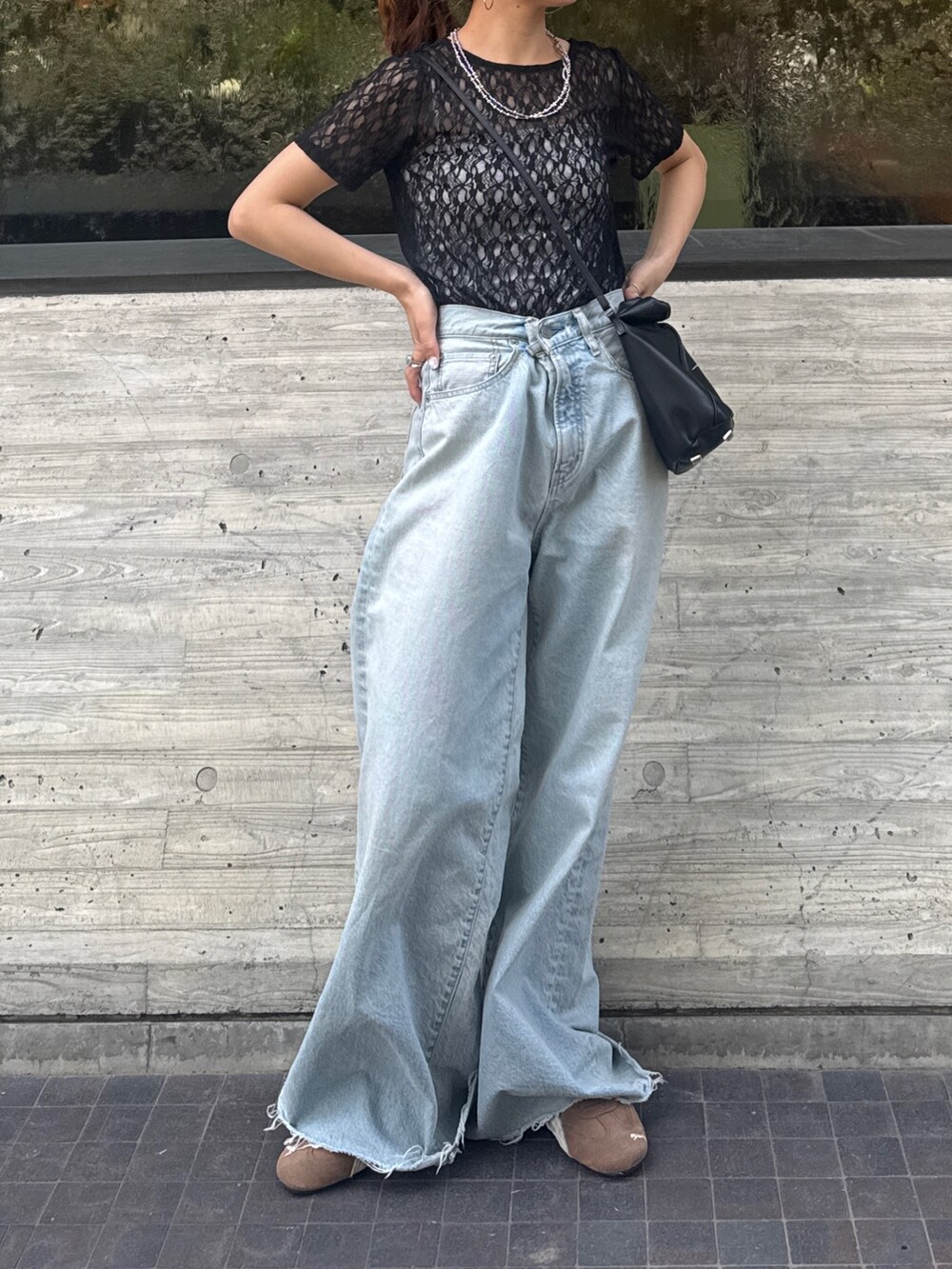 ブルー系のデニムパンツ、ブラック系のTシャツ/カットソーを着用したレディースの春コーディネートの3枚目の写真