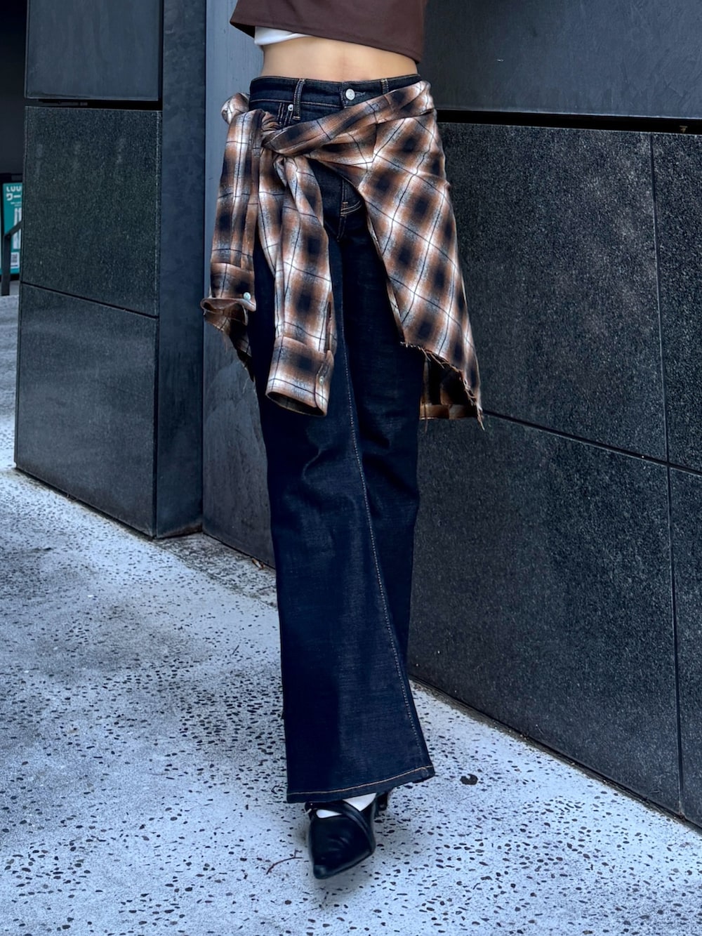 ブラウン系のTシャツ/カットソー、ブラウン系のシャツ/ブラウス、ブラック系のパンプスを着用したレディースの秋コーディネートの6枚目の写真
