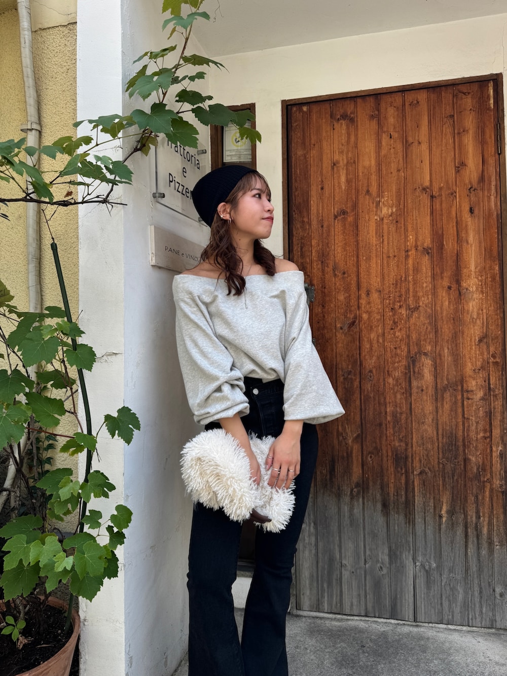 ブラック系のデニムパンツ、グレー系のスウェット、ホワイト系のハンドバッグを着用したレディースの夏コーディネートの8枚目の写真