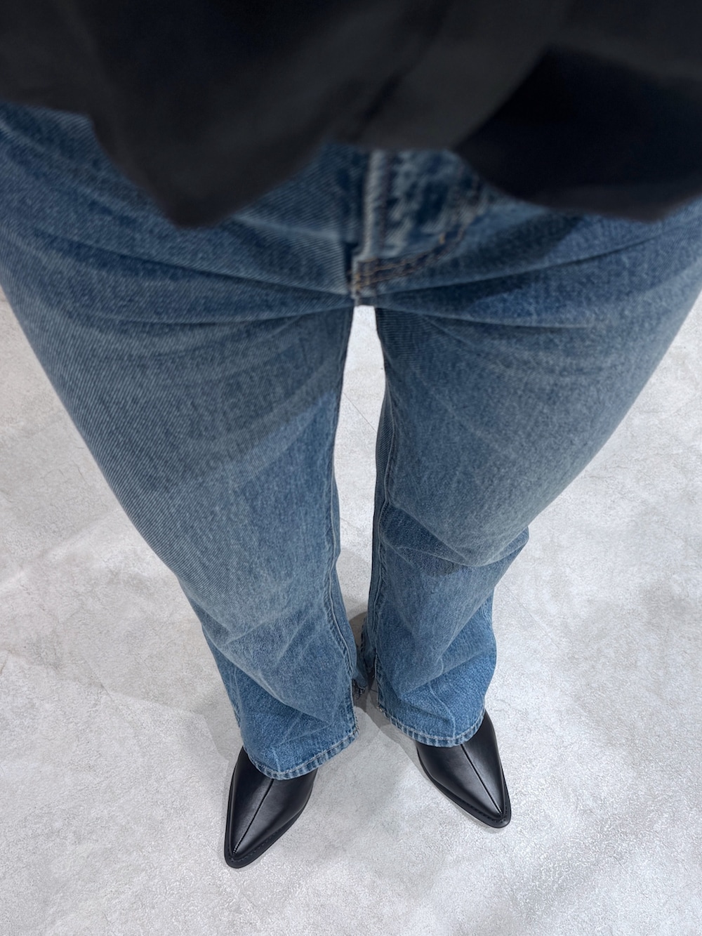 ブルー系のデニムパンツ、ブラウン系のシャツ/ブラウス、ブラック系のハンドバッグを着用したレディースの夏コーディネートの9枚目の写真