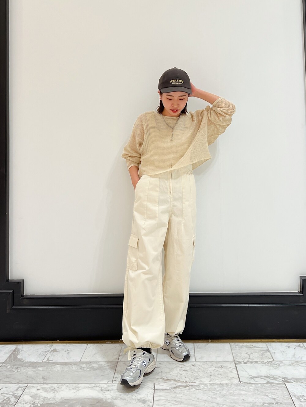 ホワイト系のつなぎ/オールインワン、ホワイト系のTシャツ/カットソー、グレー系のキャップを着用したレディースの春コーディネートの2枚目の写真