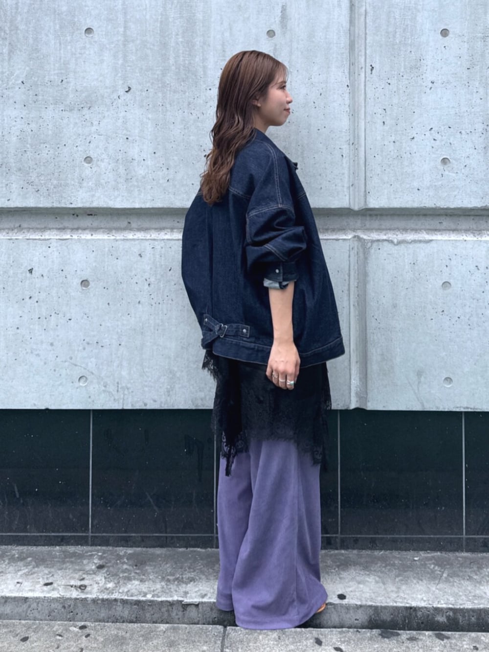 ブルー系のデニムジャケット、ブラック系のワンピース、パープル系のその他パンツを着用したレディースの夏コーディネートの2枚目の写真