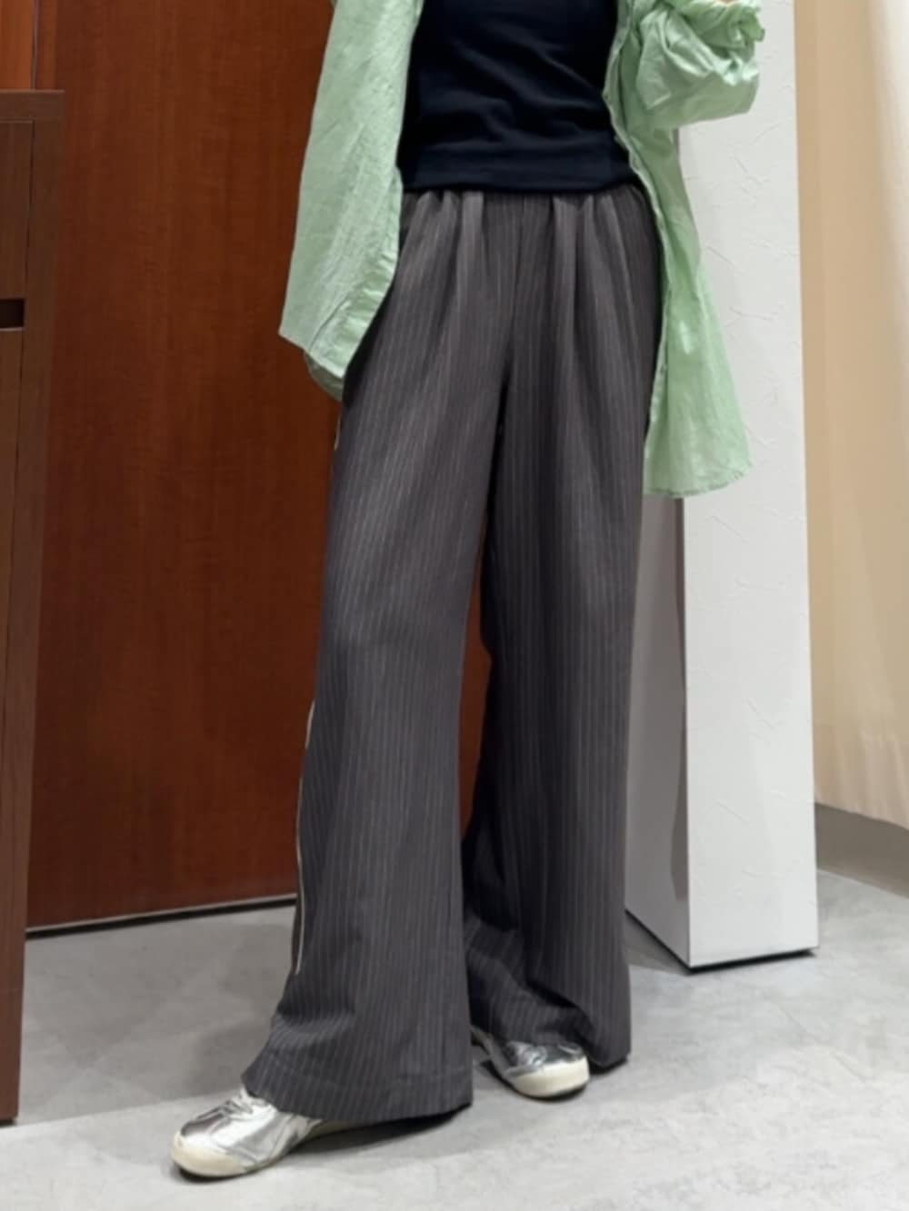 ブラック系のキャミソール、グレー系のその他パンツ、グリーン系のシャツ/ブラウスを着用したレディースの春コーディネートの7枚目の写真