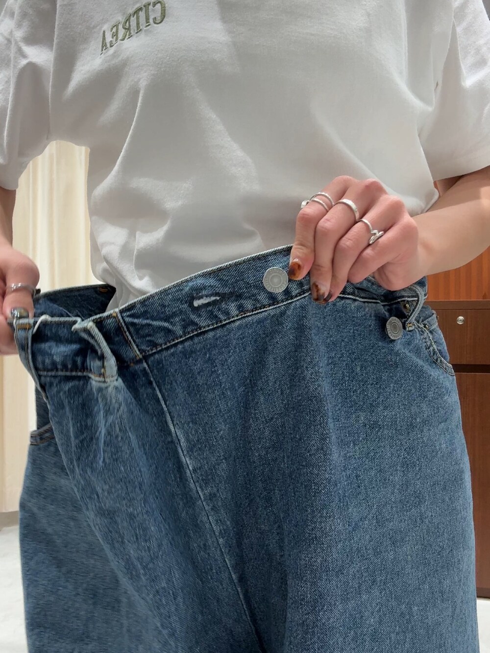 ブルー系のデニムパンツ、ホワイト系のTシャツ/カットソー、イエロー系のシャツ/ブラウスを着用したレディースの春コーディネートの9枚目の写真