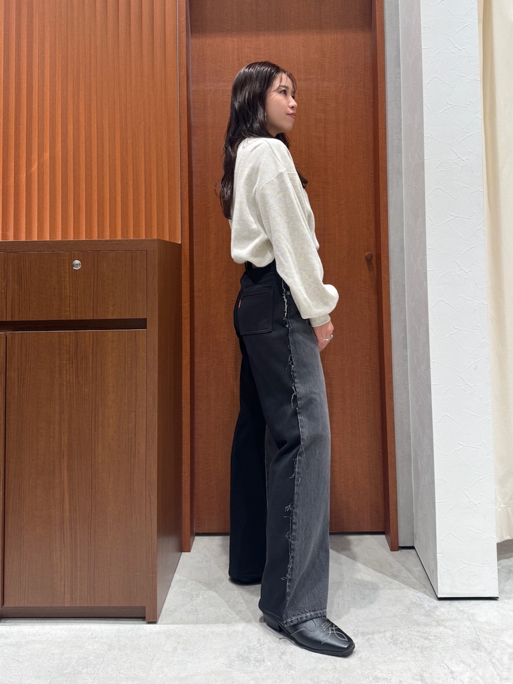 ブラック系のその他シューズ、ブラック系のデニムパンツ、グレー系のTシャツ/カットソーを着用したレディースの秋コーディネートの2枚目の写真