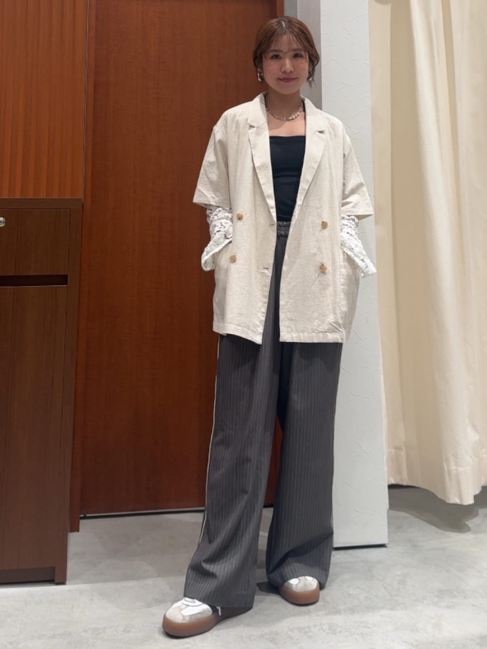 ホワイト系のシャツ/ブラウス、ホワイト系のシャツ/ブラウス、グレー系のその他パンツを着用したレディースの春コーディネートの5枚目の写真