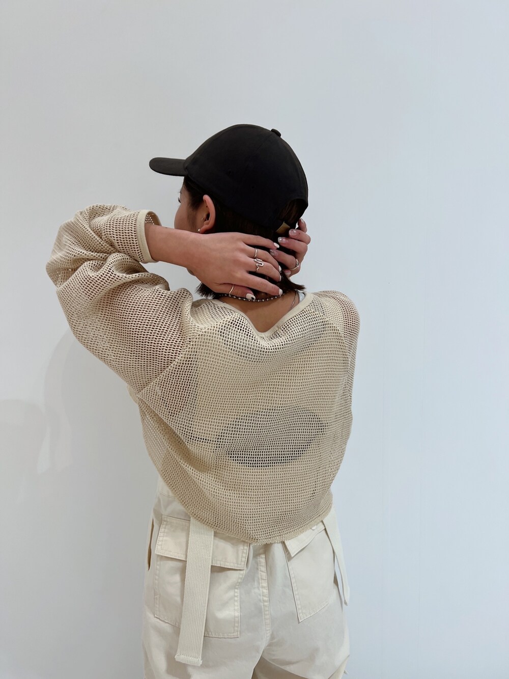 ホワイト系のつなぎ/オールインワン、ホワイト系のTシャツ/カットソー、グレー系のキャップを着用したレディースの春コーディネートの8枚目の写真