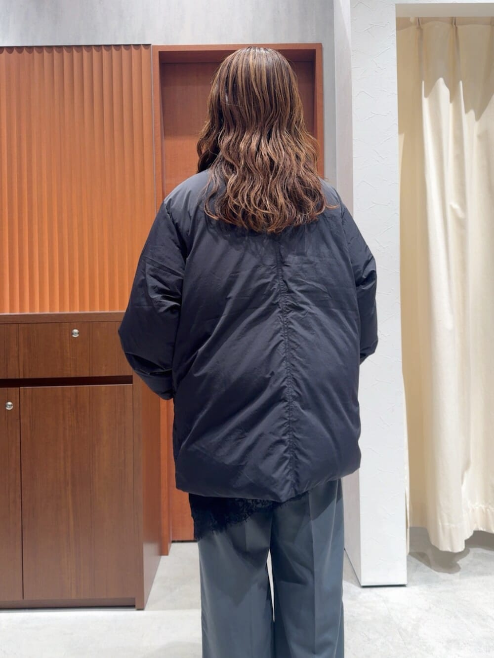 ブラック系のダウンジャケット/コート、グレー系のその他パンツ、ブラック系のキャミソールを着用したレディースの冬コーディネートの8枚目の写真