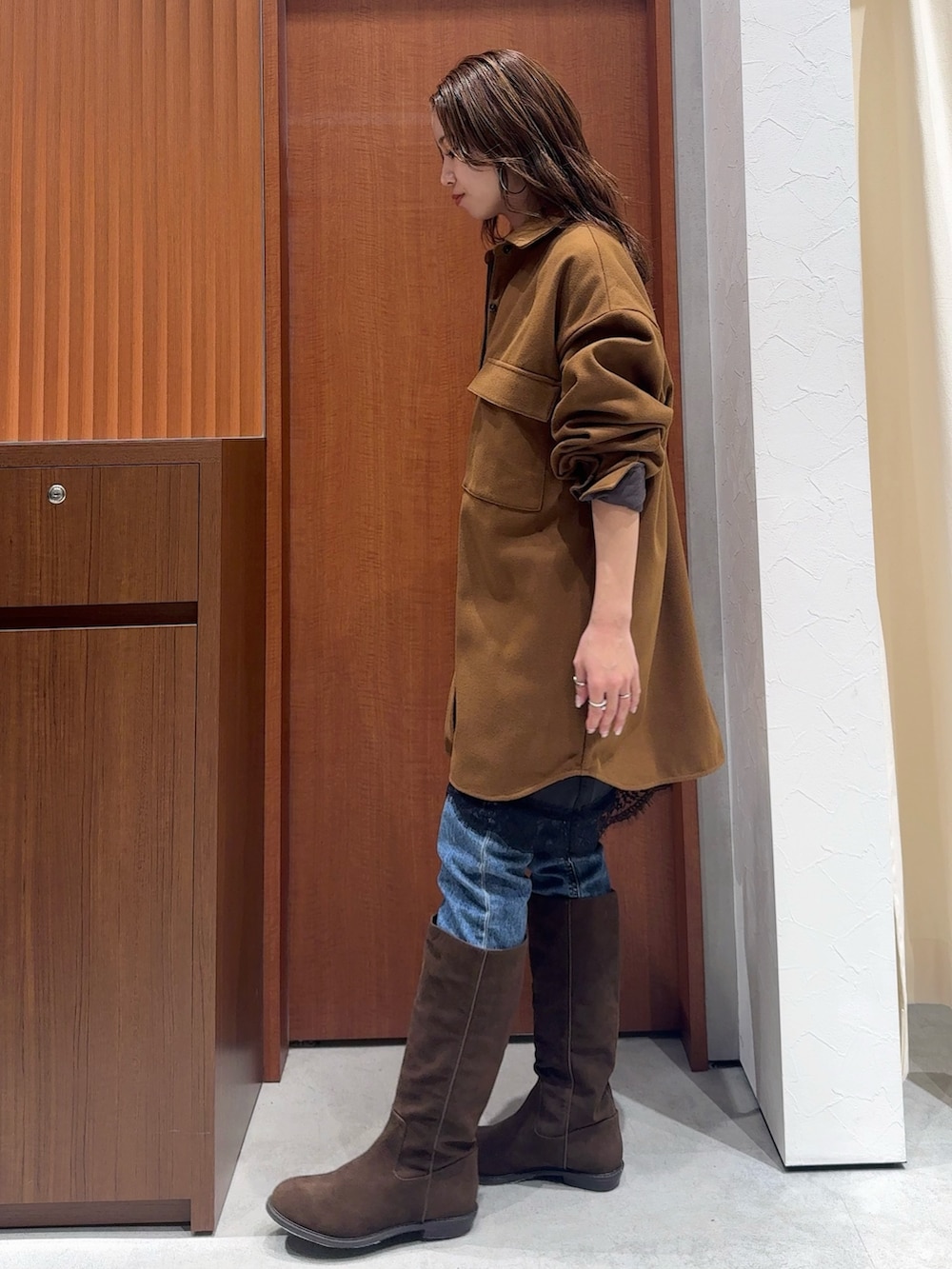 ブラック系のキャミソール、イエロー系のシャツ/ブラウス、ブルー系のデニムパンツを着用したレディースの冬コーディネートの5枚目の写真