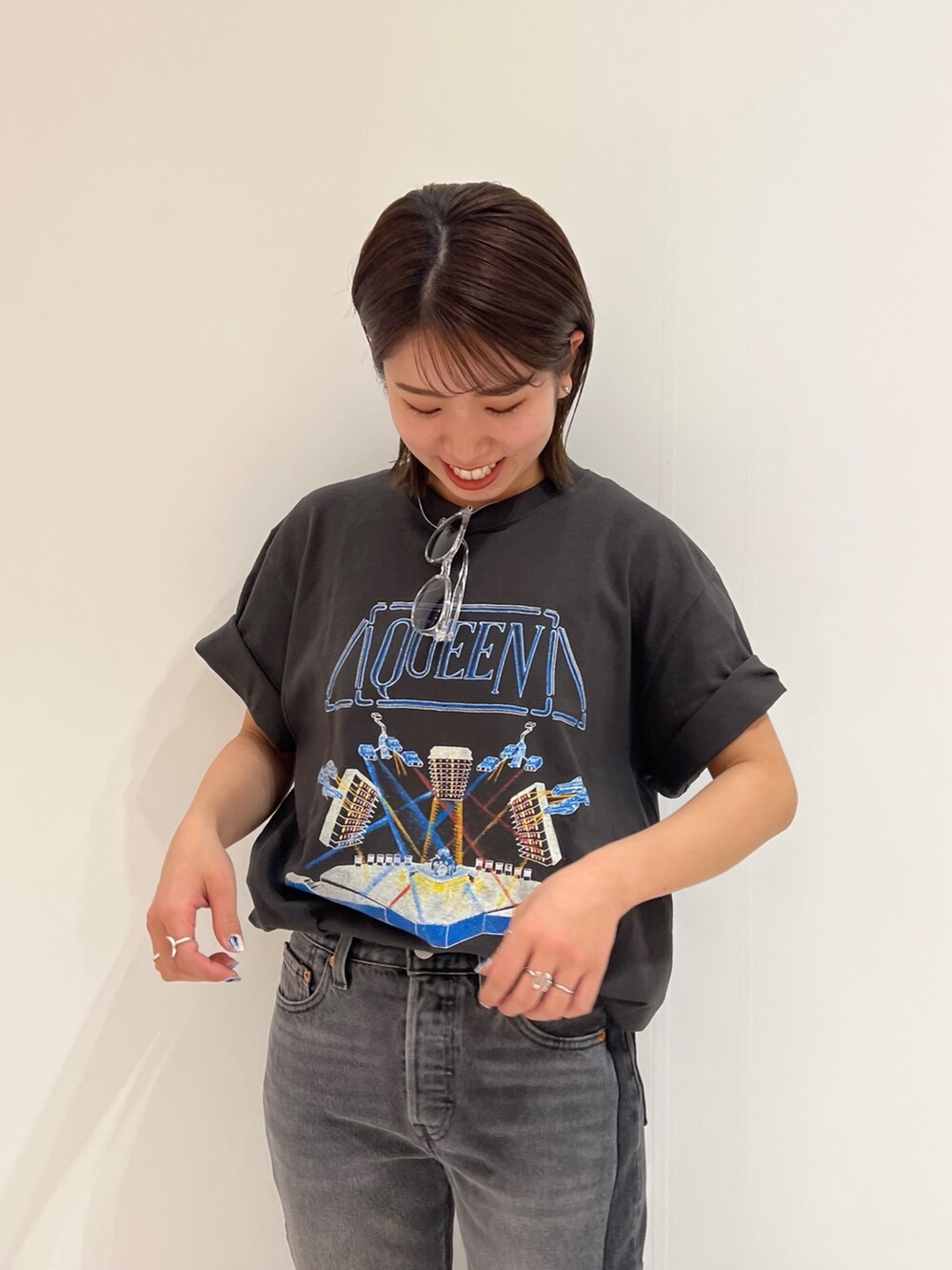 グレー系のTシャツ/カットソー、ブラック系のサンダルを着用したレディースの春コーディネートの6枚目の写真