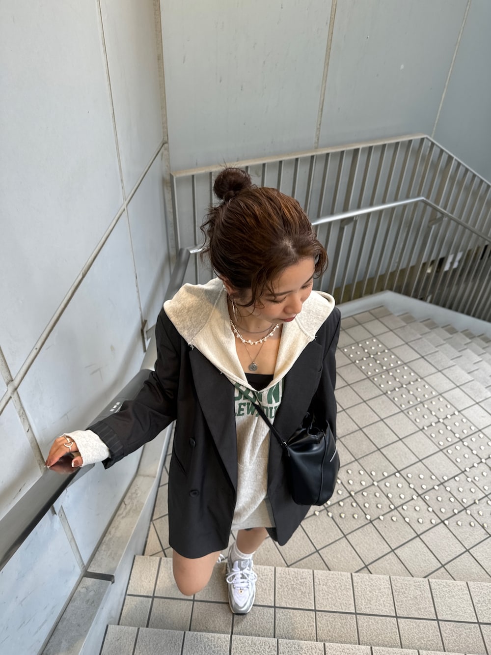 グレー系のテーラードジャケット、グレー系のパーカー、グレー系のその他パンツを着用したレディースの秋コーディネートの4枚目の写真