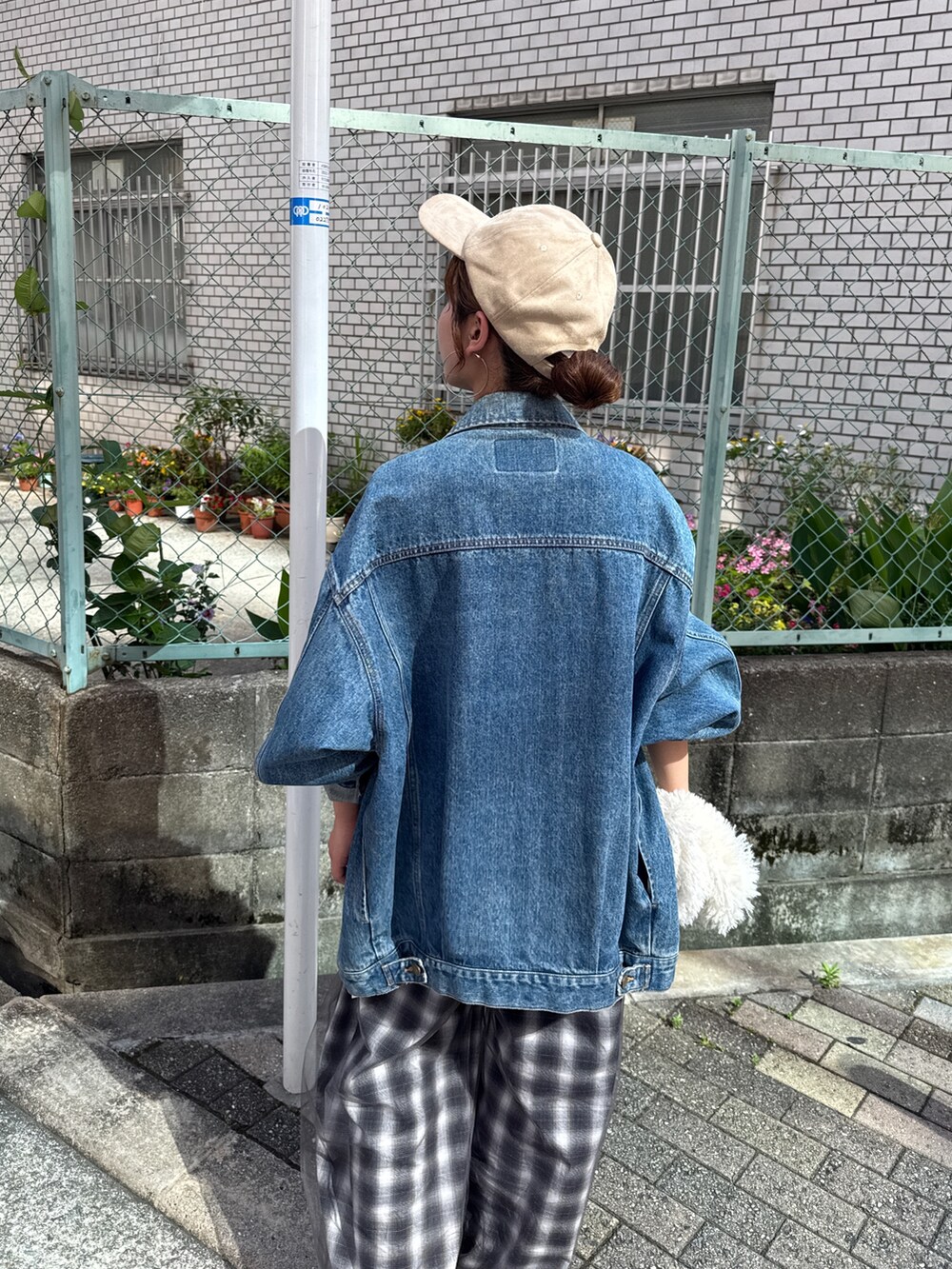 ブルー系のデニムジャケット、その他のその他パンツ、ホワイト系のハンドバッグを着用したレディースの夏コーディネートの9枚目の写真