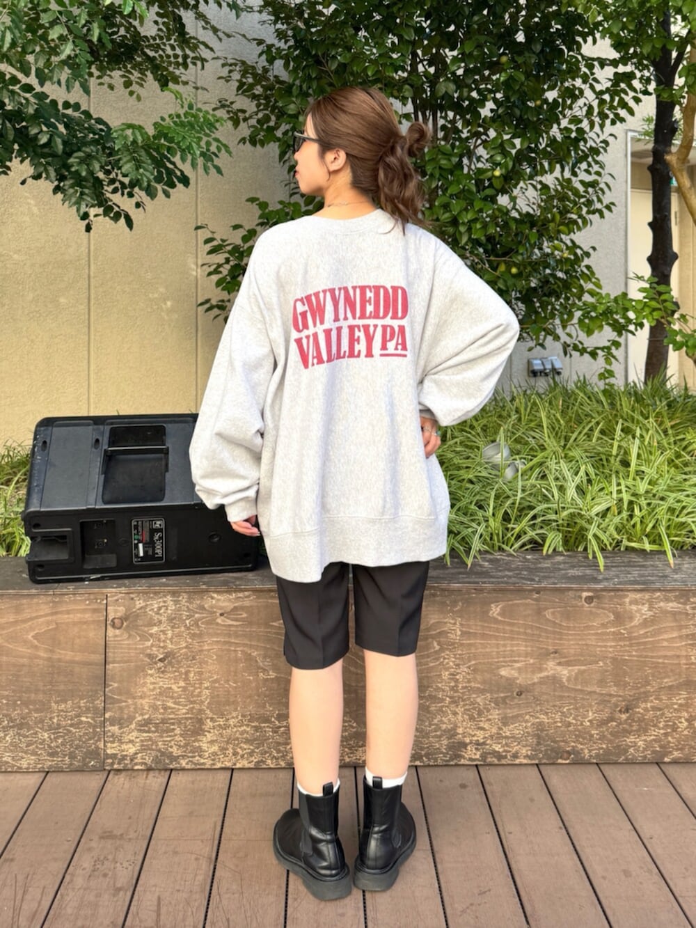 ブラック系のその他パンツ、グレー系のスウェットを着用したレディースの秋コーディネートの4枚目の写真