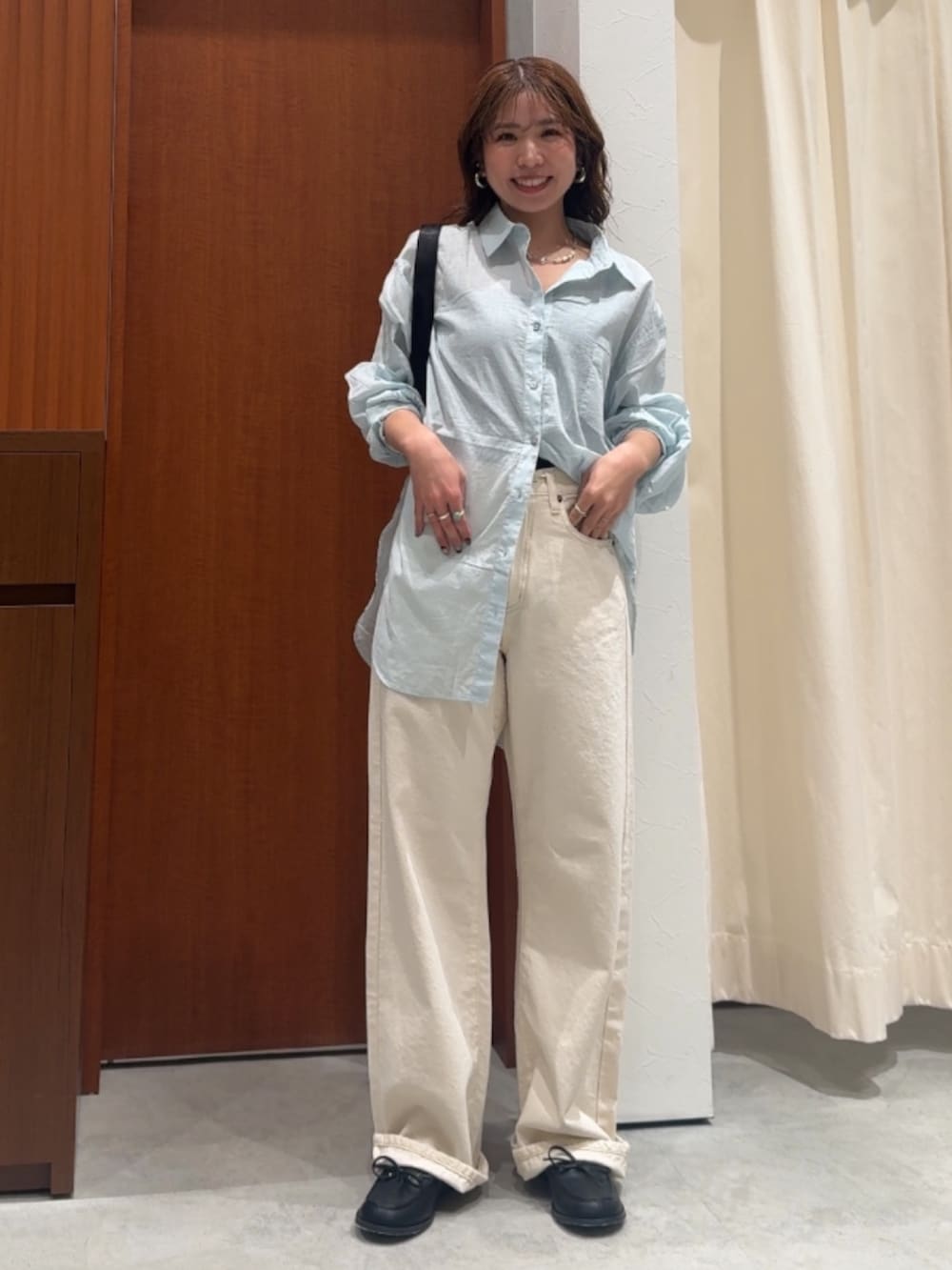 ホワイト系のデニムパンツ、ブルー系のシャツ/ブラウス、ブラック系のローファーを着用したレディースの春コーディネートの7枚目の写真