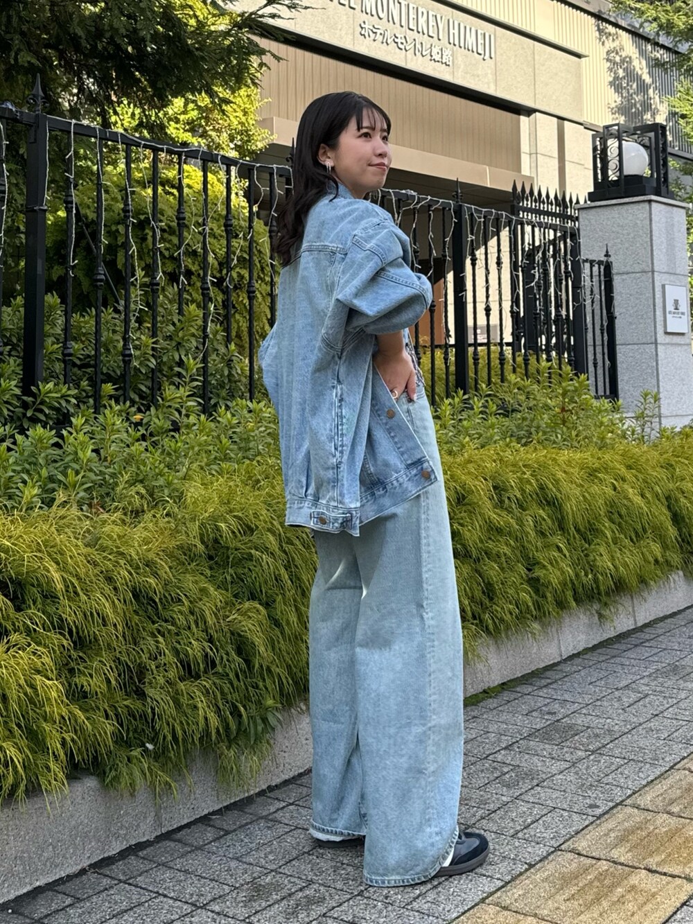 ブルー系のデニムパンツ、ブラック系のベスト、ホワイト系のTシャツ/カットソーを着用したレディースの冬コーディネートの6枚目の写真