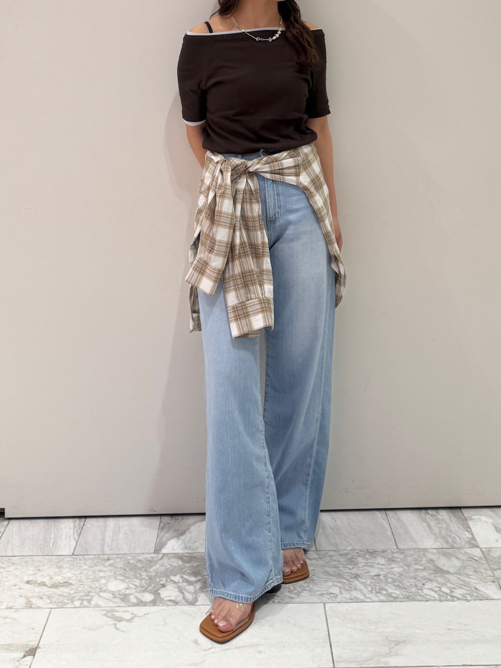 ブラウン系のTシャツ/カットソー、ブルー系のTシャツ/カットソー、ベージュ系のシャツ/ブラウスを着用したレディースの春コーディネートの5枚目の写真