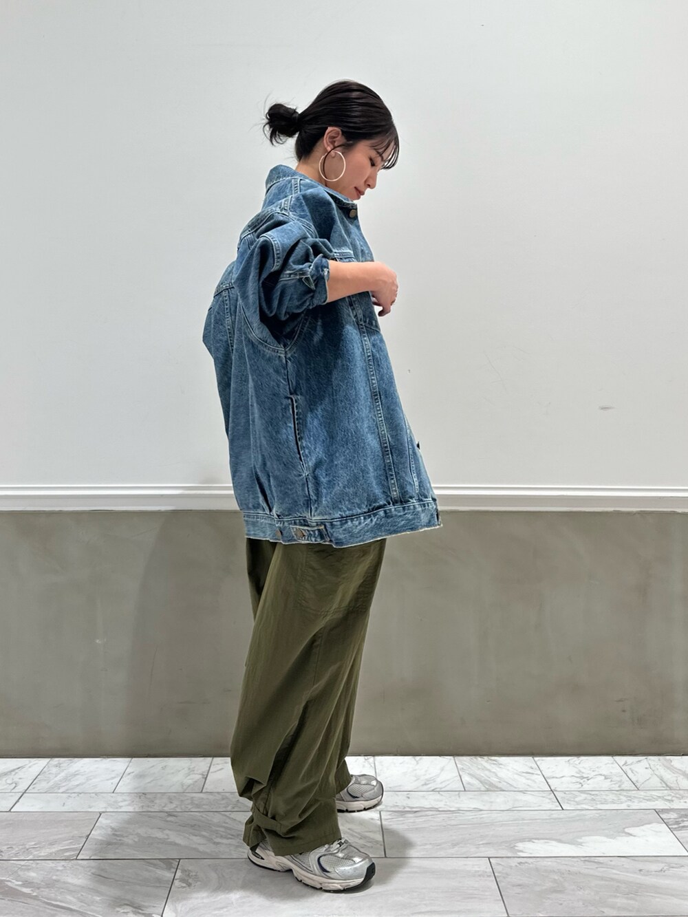 ホワイト系のTシャツ/カットソー、グリーン系のサロペット/オーバーオール、ブルー系のデニムジャケットを着用したレディースの春コーディネートの9枚目の写真