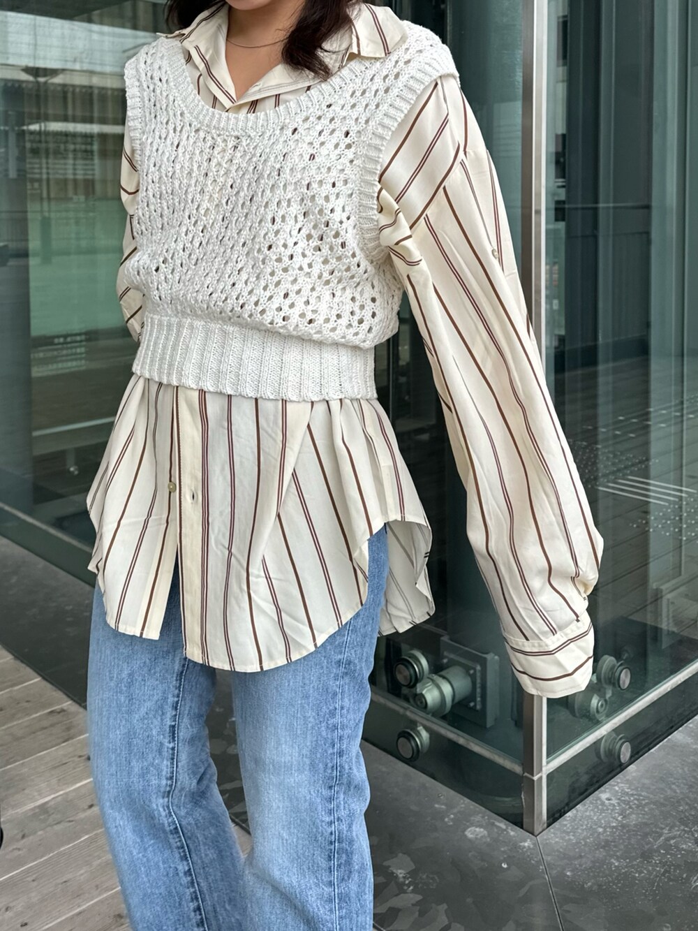 ベージュ系のブーツ、ブルー系のデニムパンツ、イエロー系のシャツ/ブラウスを着用したレディースの冬コーディネートの6枚目の写真