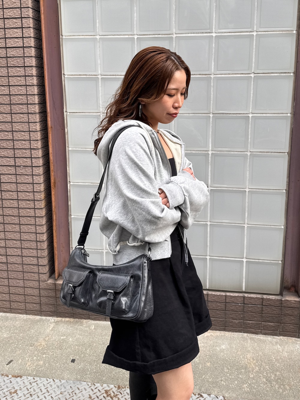 ブラック系のその他パンツ、グレー系のパーカーを着用したレディースの冬コーディネートの10枚目の写真