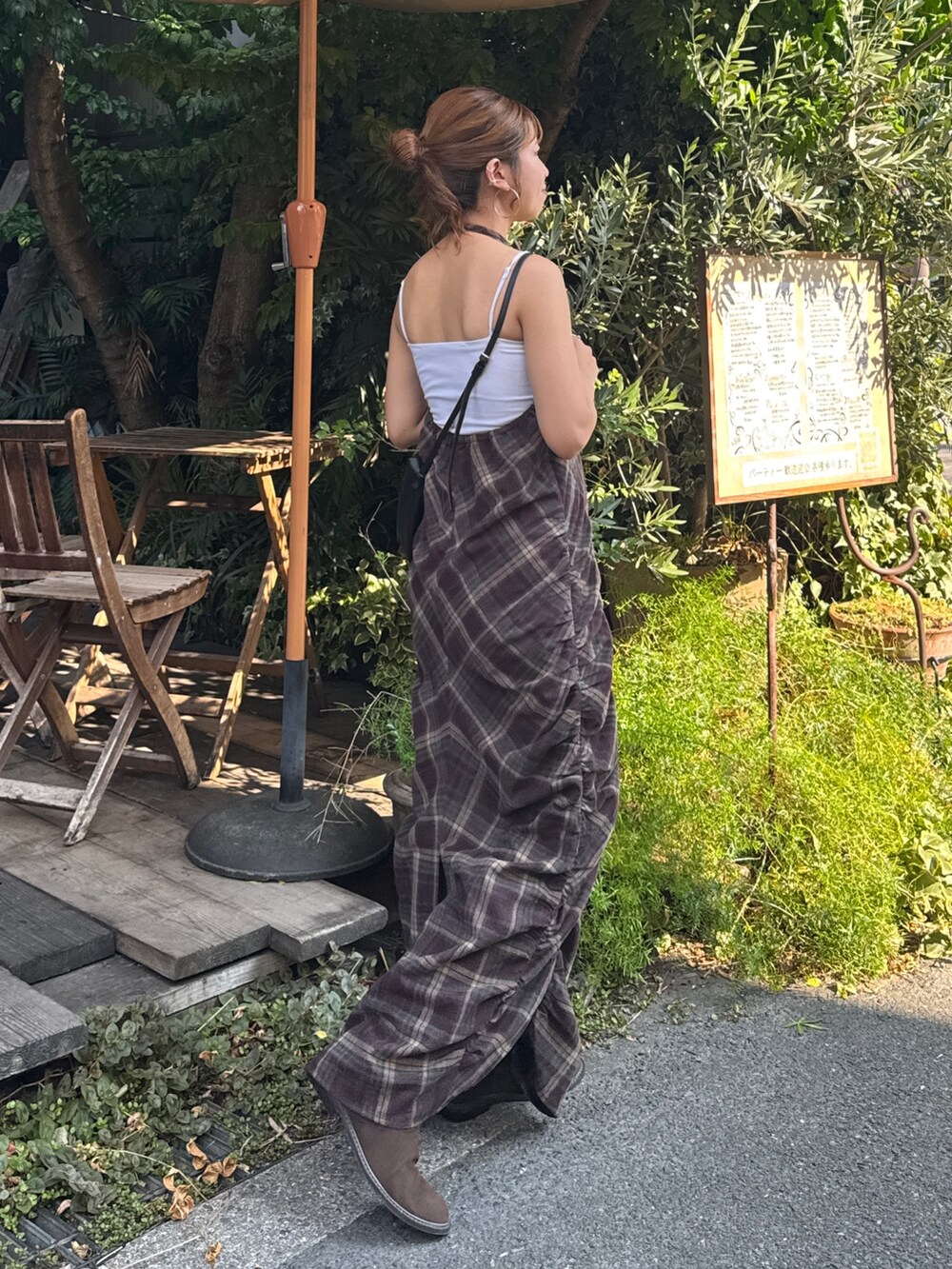 レッド系のワンピース、ブラウン系のブーツを着用したレディースの秋コーディネートの7枚目の写真